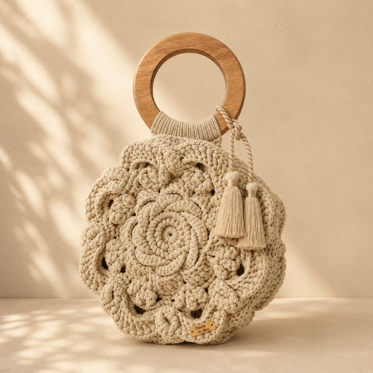Bolsa de crochê Camélia na cor Cru — Bolsa redonda de mão feita à mão